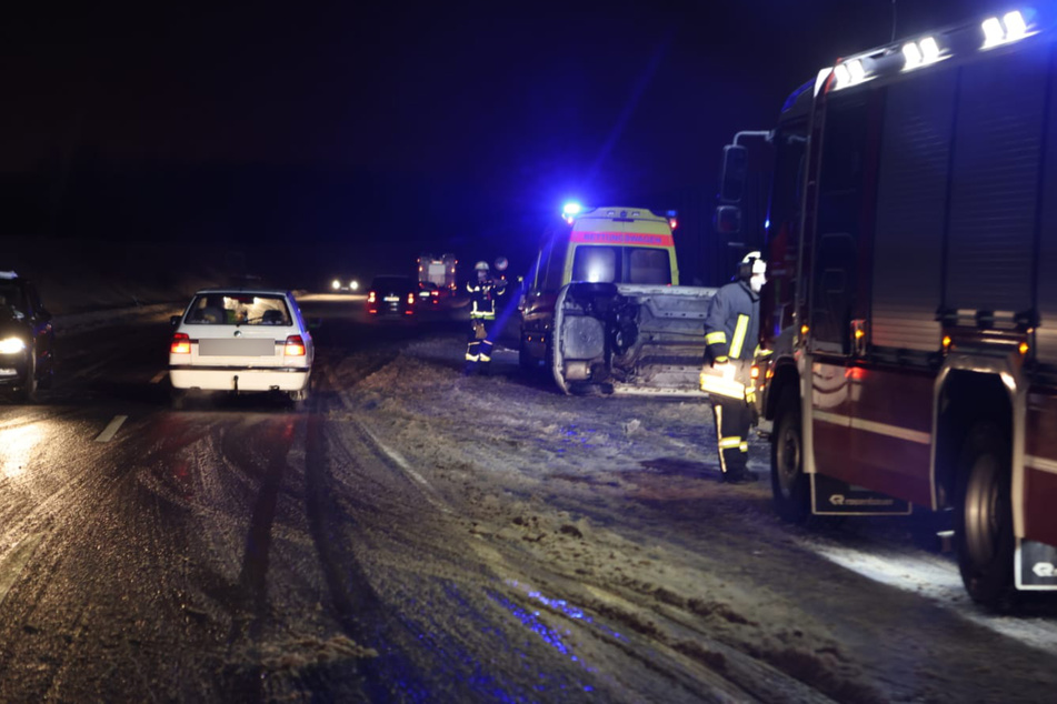 Auf der B2 überschlug sich ein Auto und blieb auf der Seite liegen.