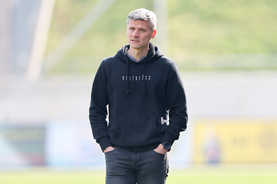 Ebenfalls im Brennpunkt der Kritik: Saarbrückens Trainer-Manager Rüdiger Ziehl (43) und seine Kollegen.