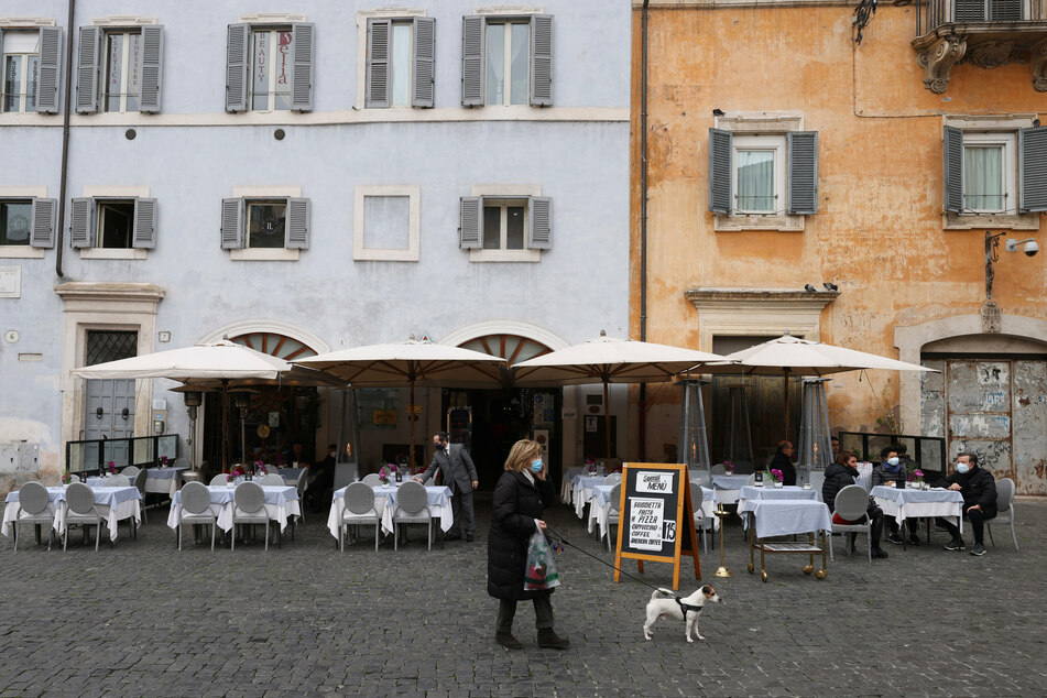 Kurzzeitig waren Bars und Restaurants in Italien für den Verzehr von Speisen und Getränken vor Ort geöffnet - nun müssen die Lokale wieder schließen.