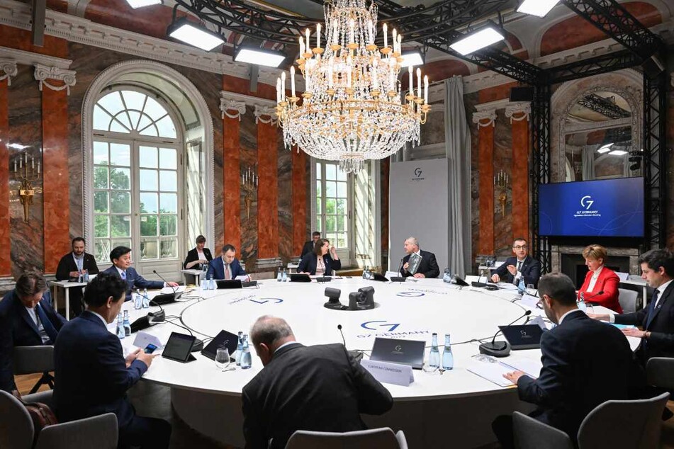 Stuttgart am Freitag: Die G7-Agrarminister (hinten rechts: Cem Özdemir) treffen sich mit dem Agrarminister der Ukraine in einem Konferenzraum im Schloss Hohenheim.
