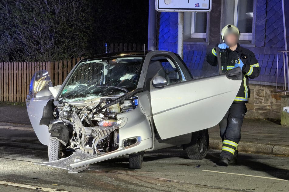 Der Smart wurde bei dem Frontal-Crash im Frontbereich massiv beschädigt.