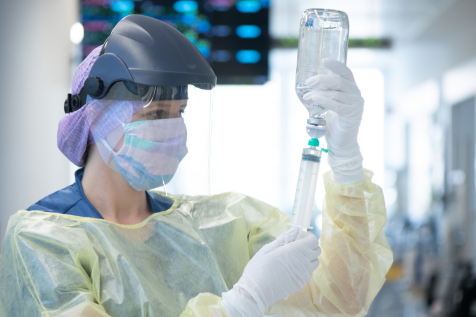 Infusionen, wie hier am Uniklinikum Dresden, sind für Corona-Patienten ein wichtiges Mittel, um mit der Krankheit fertig zu werden.