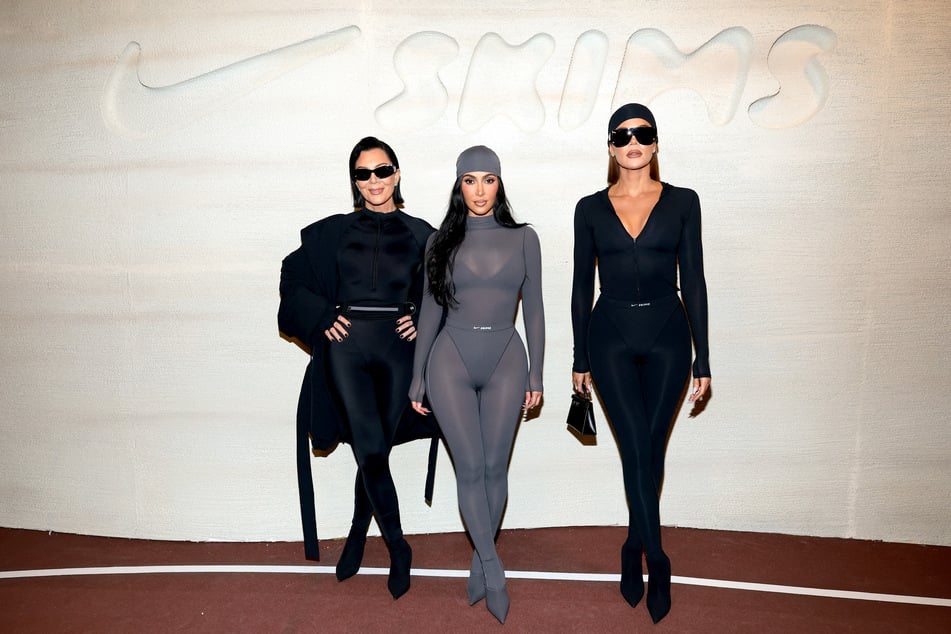 Khloé Kardashian zusammen mit ihrer Mutter Kris Jenner (70, l.) und ihrer Schwester Kim Kardashian (45, M.).