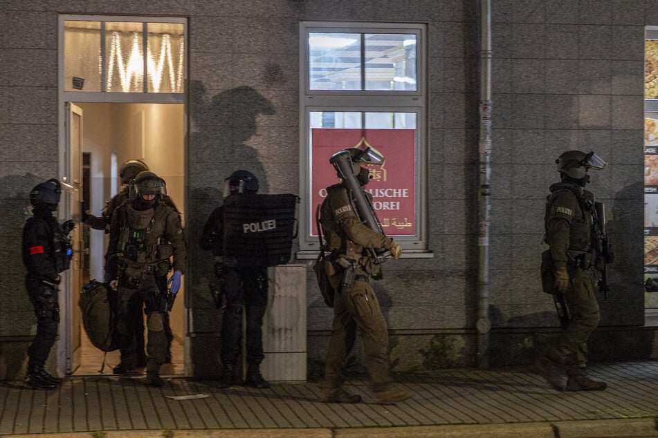 Schwer bewaffnet waren die Polizisten in dem Wohnhaus unterwegs.