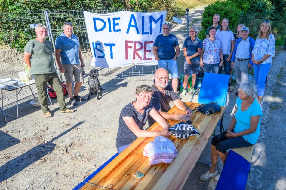 Partystimmung nach Wegzug des "Alm-Terroristen"