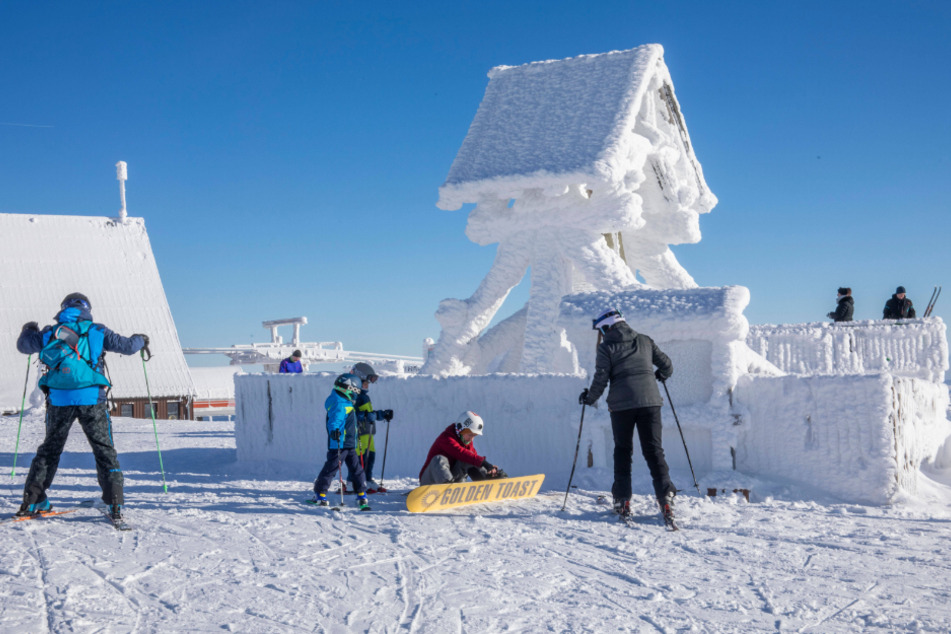 Vereister Fichtelberg: Am Wochenende rollen Frost und viel Schnee auf fast ganz Sachsen zu. (Archivbild)
