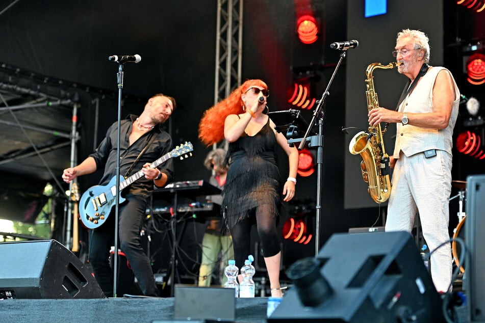 Auf dem Theaterplatz rockten "Sascha Aust &amp; Friends" (v.l.): Sascha Aust, Clarissa Karnikowski und Bernd Aust.
