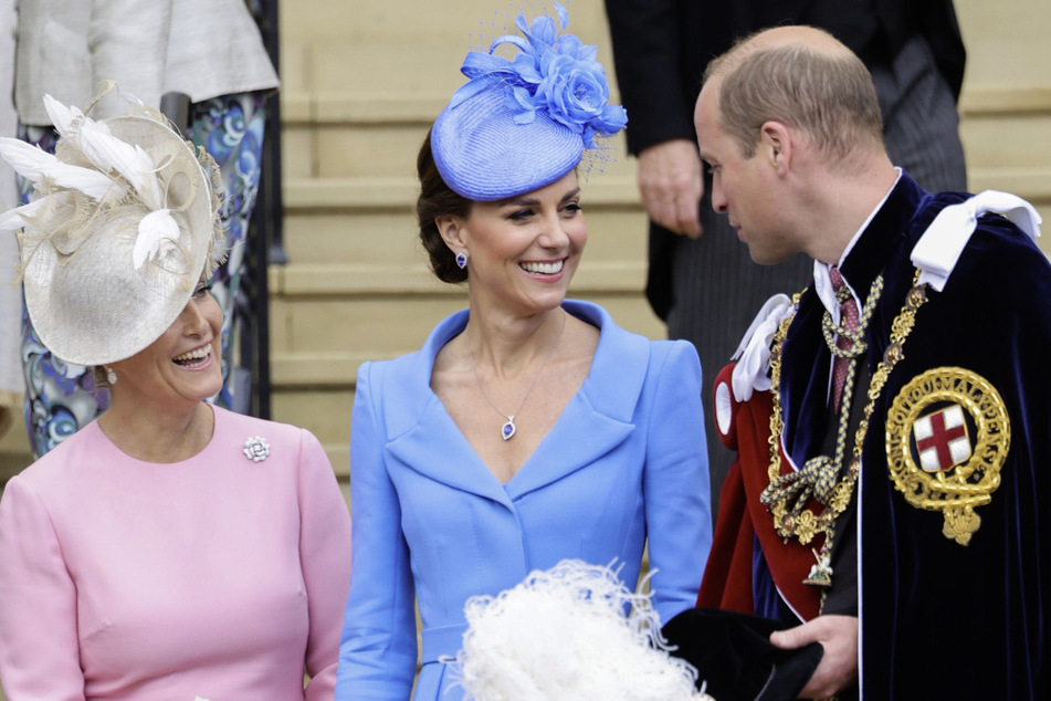 Gräfin Sophie von Wessex (57, l.) und Herzogin Kate (40) lachen gemeinsam mit Prinz William (39), der seit 2008 Mitglied des exklusiven Ordens ist.