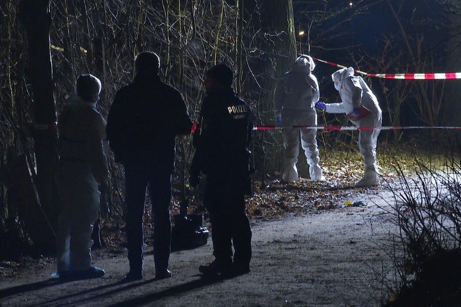 Einsatzkräfte der Spurensicherung untersuchten den Fundort in der Nähe des Rissener Leuchtturms. (Symbolbild)