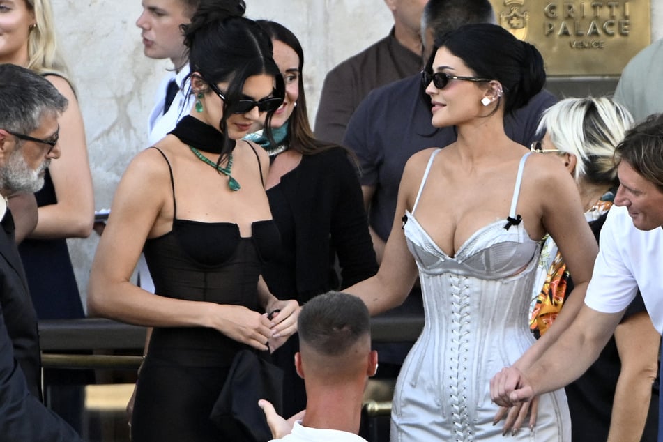 Younger generation Kardashian-Jenner siblings Kylie Jenner (r.) and her model sister Kendall Jenner (l.) were also in attendance for the big day.