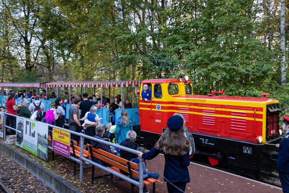 Mit der Parkeisenbahn könnt Ihr Runden durch den Küchwald drehen.