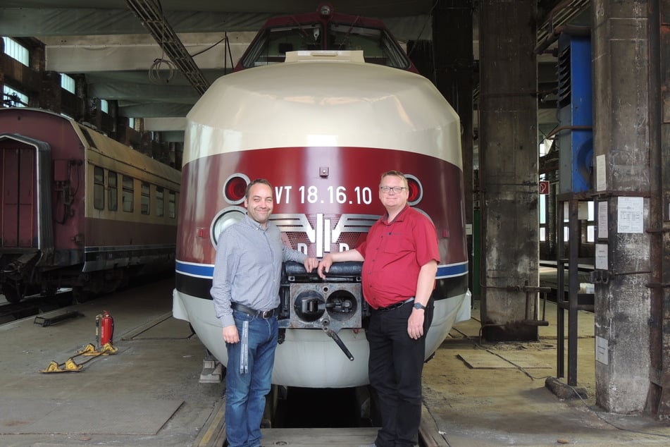 Mario Lieb (58, r.) und Ingo Kamossa (52) vom SVT Görlitz wollen die DDR-Eisenbahn bis 2025 fahrtauglich machen.