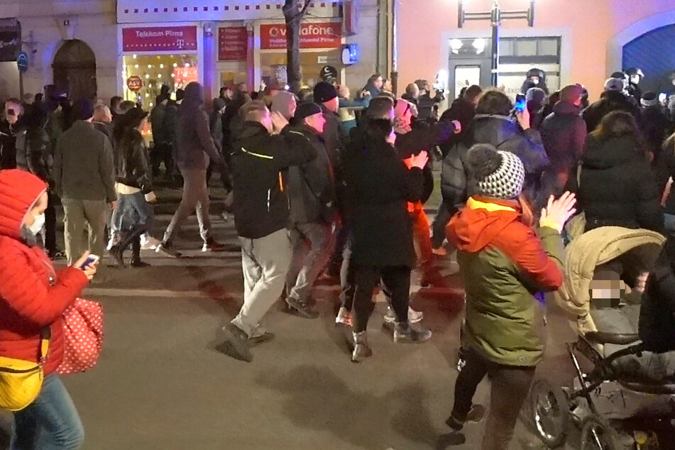 Während Corona-Demo in Pirna: Mann verletzt Polizistin mit Kinderwagen