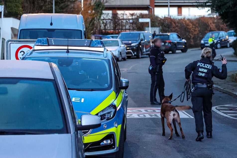 Verfolgungsjagd in Wuppertal: Polizeihubschrauber und Spürhunde im Einsatz