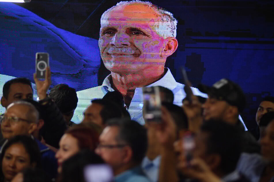 Far-right Honduran presidential candidate Nasry Asfura was declared the winner of last month's election by a three-member electoral council.