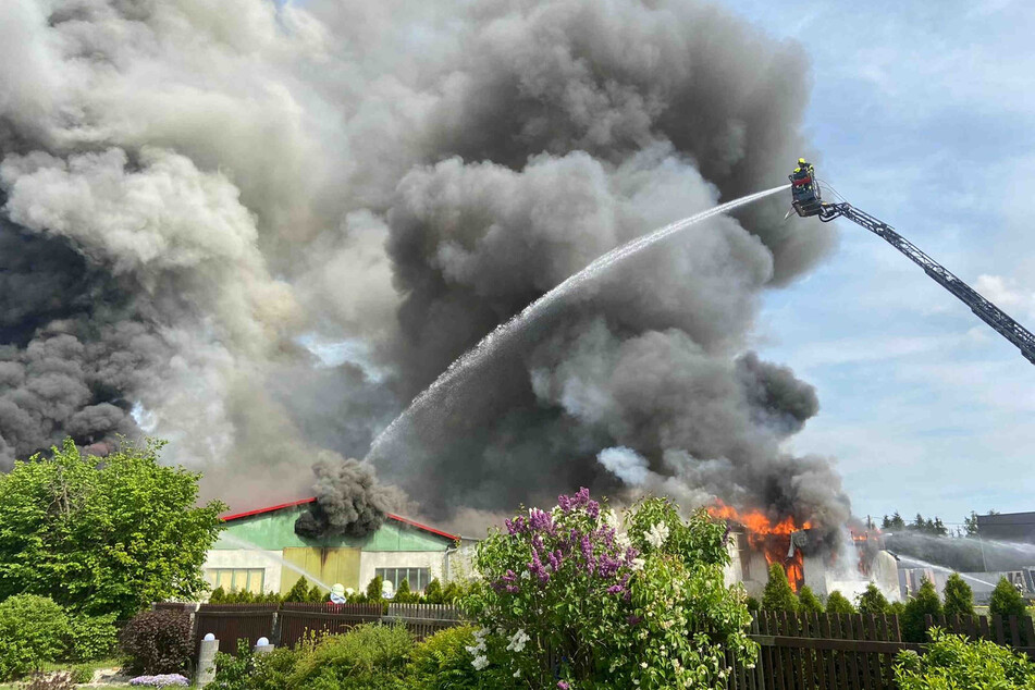 Die Feuerwehr kämpft vor Ort gegen die Flammen, damit nicht noch mehr Gebäude in der Nähe in Brand geraten.