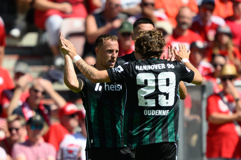 Hannover-Torschütze Maurice Neubauer (l.) mit Kolja Oudenne, den Energie überhaupt nicht in den Griff bekommt.