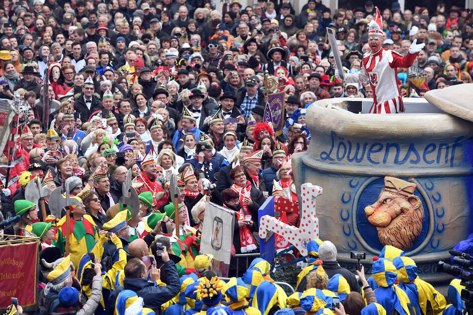 Die Düsseldorfer Karnevalsfigur Hoppeditz hält vor dem Rathaus zum Auftakt der Karnevalssaison seine Rede im Senftopf.