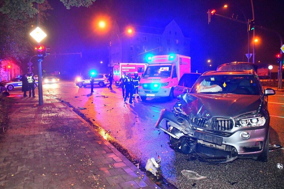 Der Fahrer des BMWs und sein Beifahrer wurden bei dem Unfall leicht verletzt.