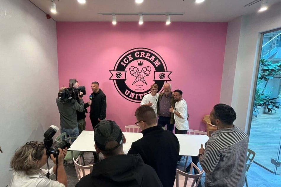 Lukas Podolski (40) in der neuen Filiale seiner "Ice Cream United"-Kette.