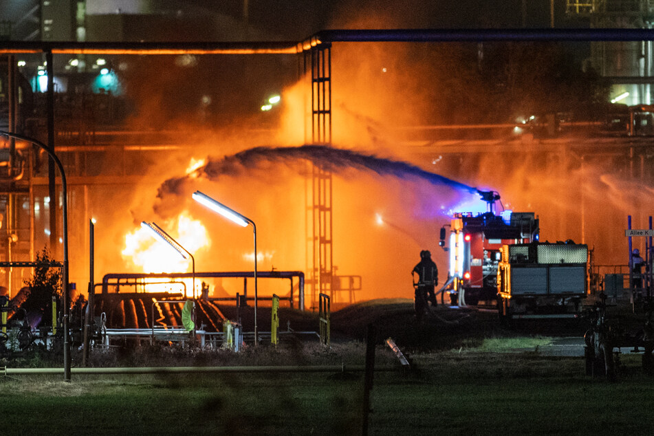 Köln: Flüssiggas ausgetreten: Feuer in Kölner Chemie-Werk löst Großalarm aus