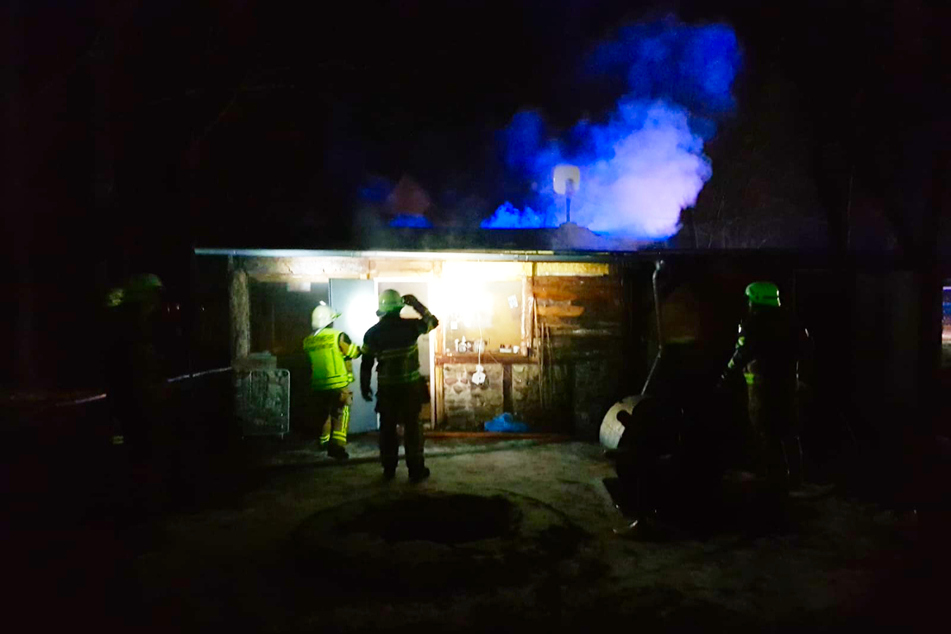 Eine Laube, die möglicherweise als Jugendclub genutzt wird, stand in Flammen.