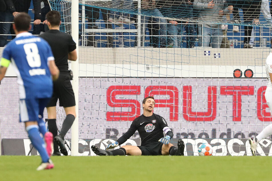 Aue-Keeper Martin Männel musste gegen den Karlsruher SC zweimal hinter sich greifen und die nächste Niederlage einstecken.