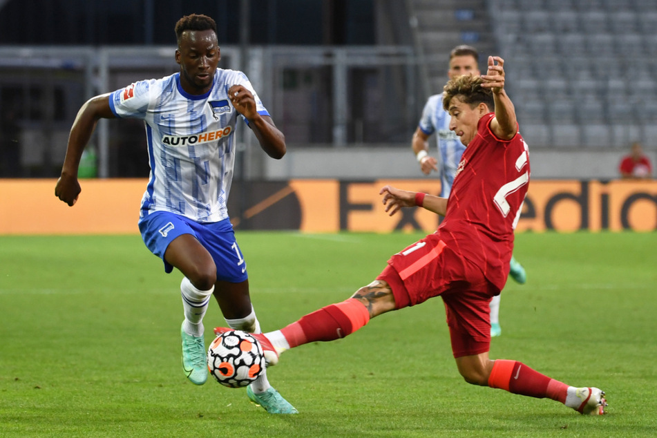 Dodi Lukebakio (l) im Zweikampf mit Liverpools Kostas Tsimikas. Herthas Belgier bereitete zwei Treffer vor.