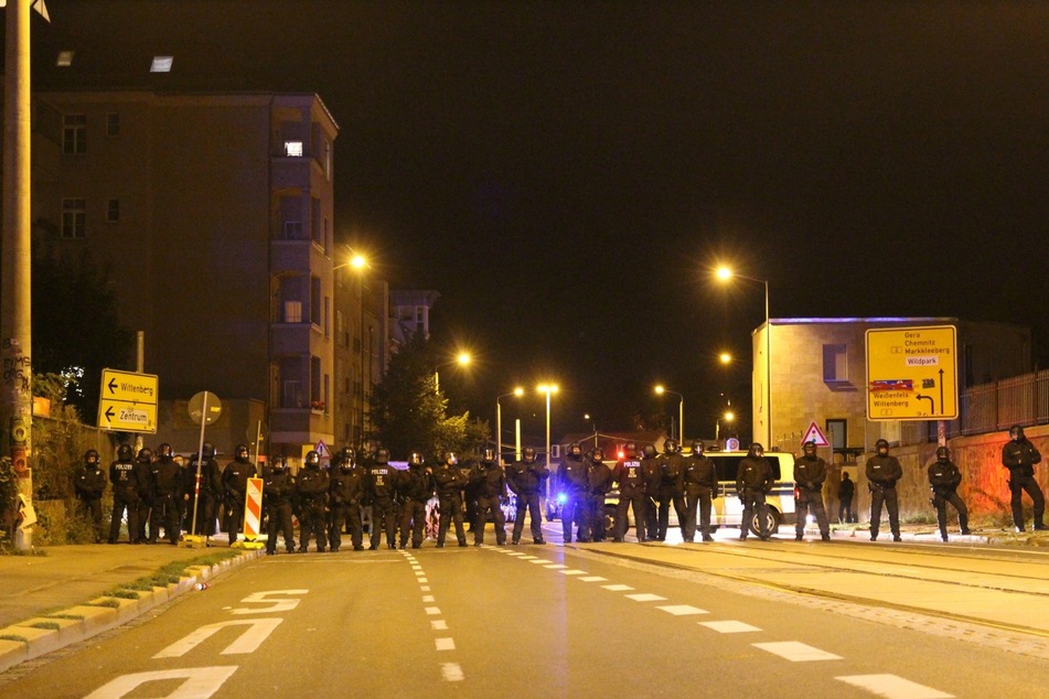 Als auch auf der Wolfgang-Heinze-Straße hatte die Polizei Absperrungen errichtet.