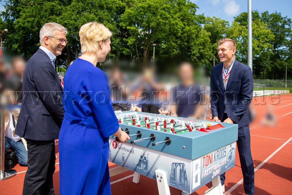 Auch dieser individuell gestaltete Tischkicker, signiert von Fußballer Toni Kroos (35, r.), steht zum Verkauf.