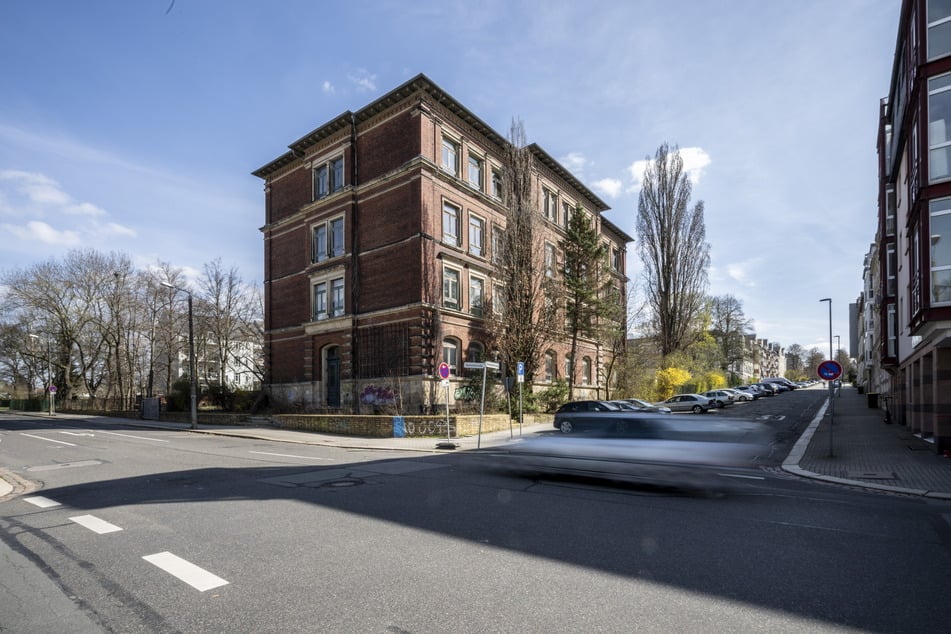 Das marode Schulgebäude in der Charlottenstraße sollte laut Stadtratsbeschluss längst saniert sein.