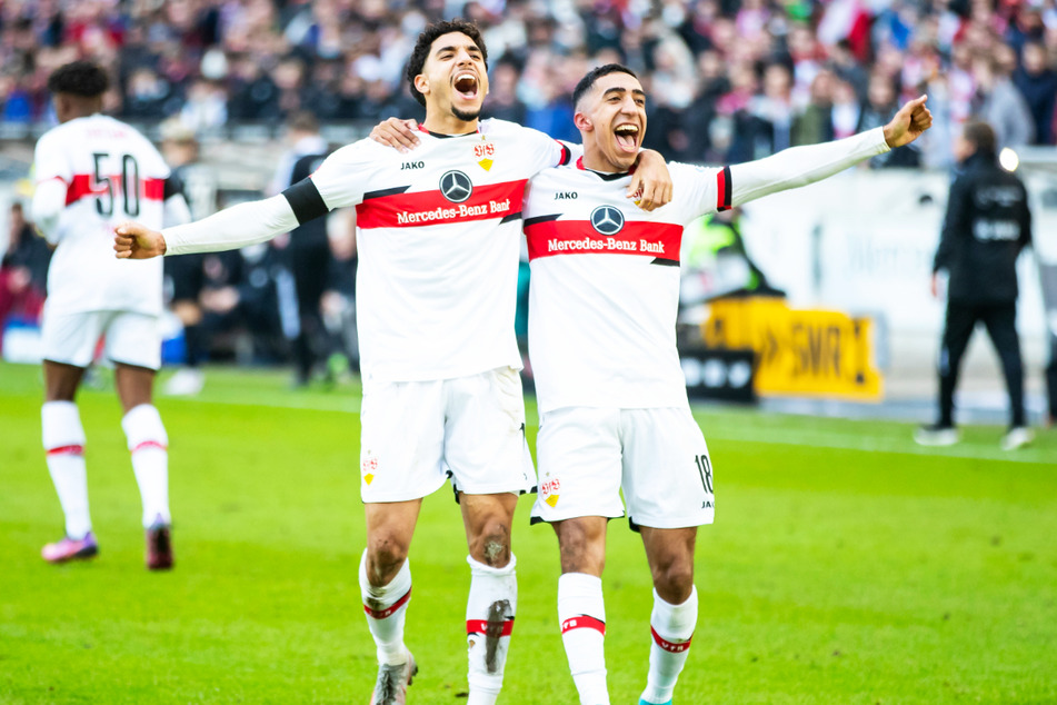 Die VfB-Stars Omar Marmoush (23, l.) und Tiago Tomas (19, r.) feiern nach dem 3:2-Sieg gegen den FC Augsburg.