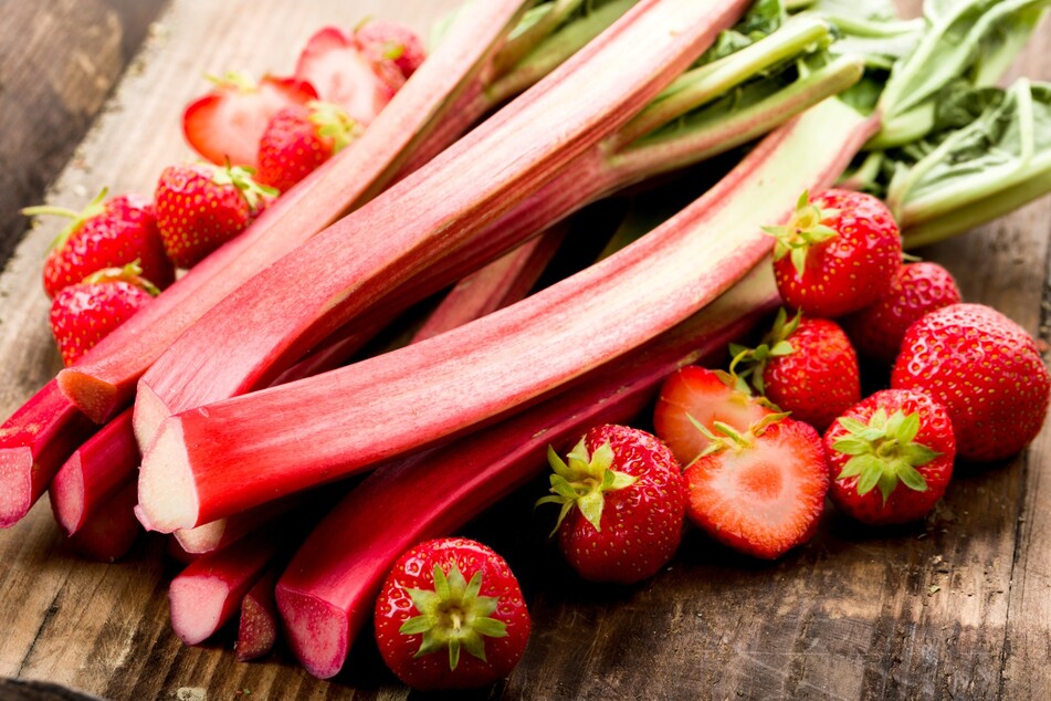 Erdbeeren und Rhabarber sind Saisonfrüchte, die es im Mai und Juni in Hülle und Fülle frisch auf dem Markt gibt.