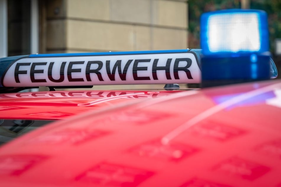 Nach einem Wohnungsbrand in Düsseldorf musste eine vierköpfige Familie verletzt ins Krankenhaus gebracht werden. (Symbolbild)