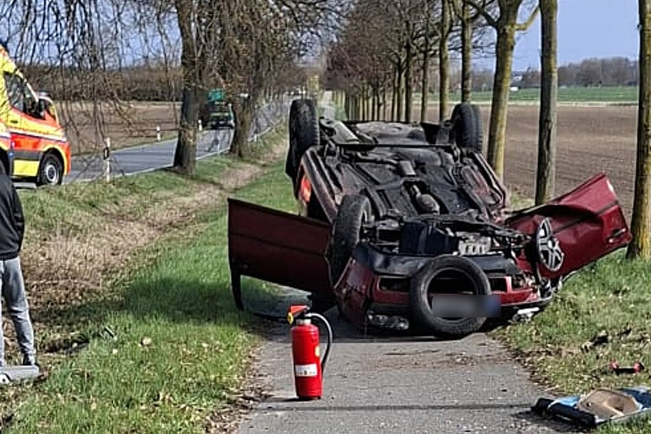 VW Golf kracht gegen Baum und überschlägt sich: Mehrere Personen verletzt