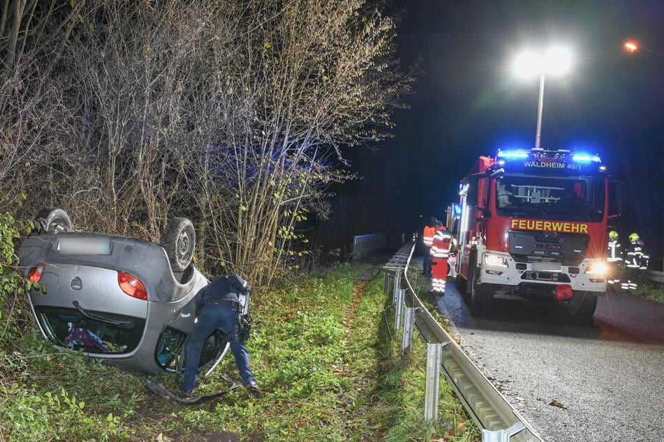 Der Ford Ka überschlug sich und blieb auf dem Dach liegen.