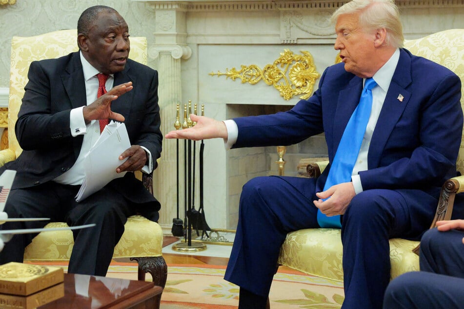 Donald Trump (r.) continued to repeat debunked claims of a white genocide in South Africa while meeting with its president, Cyril Ramaphosa.