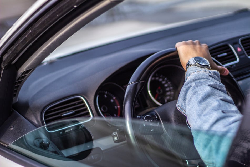 Ein Autofahrer (32) dachte sich nichts Böses, als er an einer Ampel hielt. Doch dann rastete ein anderer offenbar aus. (Symbolbild)