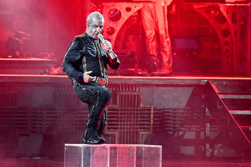 Steht mit seiner Band "Rammstein" derzeit in der Kritik: Band-Frontmann Till Lindemann (60).