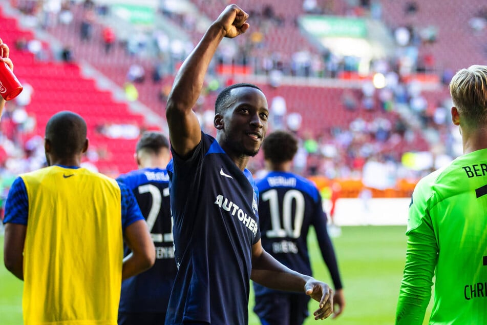 Dodi Lukebakio (24) jubelt nach dem ersten Saisonsieg in Augsburg. Am Samstag will Hertha BSC gegen Leverkusen den ersten Sieg im heimischen Olympiastadion folgen lassen.
