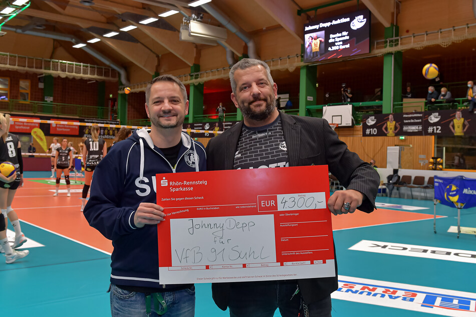 Alex Becker (rechts) überreicht den Scheck in Höhe von 4300 Euro an Guido Reinhardt, Präsident des VfB Suhl.