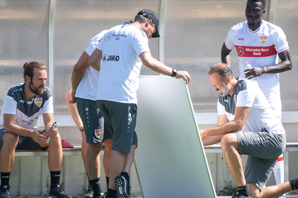 Kniend: VfB-Trainer Pellegrino Matarazzo zeichnet in einer Pause auf ein Whiteboard.