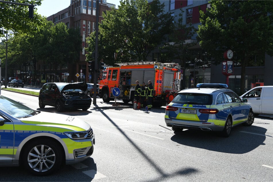 Direkt vor der Polizeiwache: Zusammenstoß mit Streifenwagen