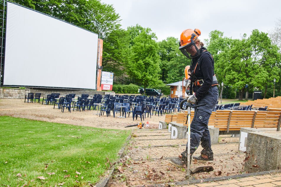 Das Freiluftkino im Volkspark Friedrichshain wird für die Eröffnung vorbereitet.