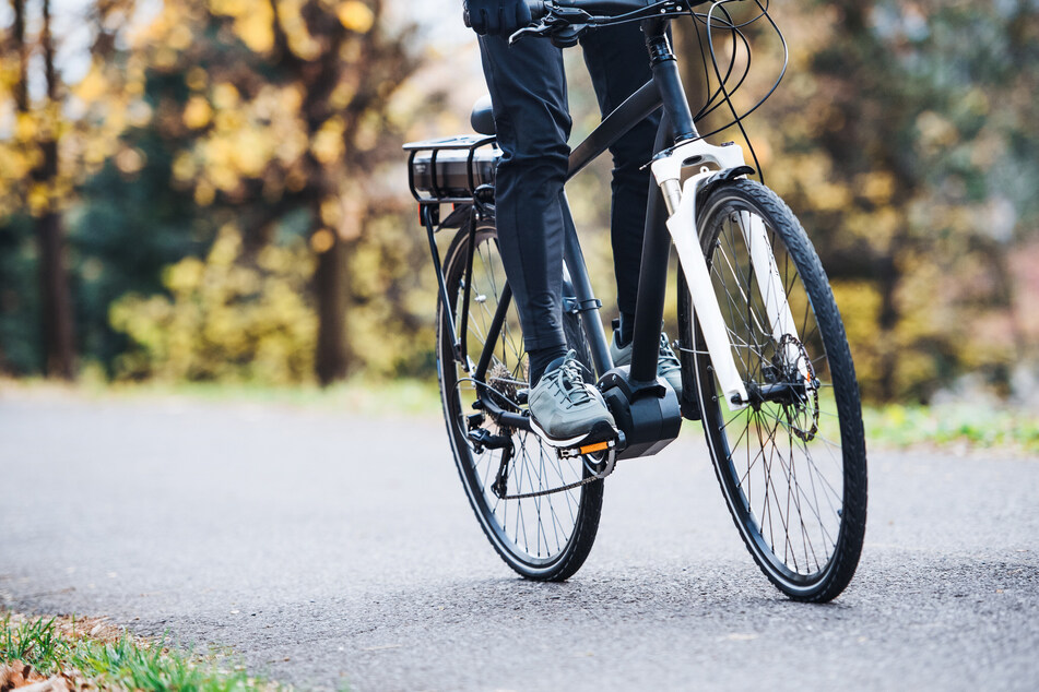 Ein E-Bike-Fahrer (29) wurde am Donnerstag in Crimmitschau (Landkreis Zwickau) von einem Skoda erfasst und schwer verletzt. (Symbolbild)