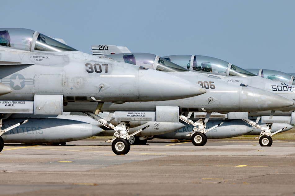 Auf dem Luftwaffenstützpunkt Hohn sind bereits vor mehreren Tagen Jets vom Typ F-18 der US Marine angekommen.