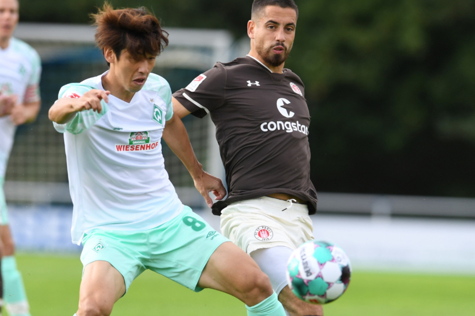 Werders Yuya Osako (l.) kämpft gegen St. Paulis Ersin Zehir (inzwischen VfL Lübeck) um den Ball.