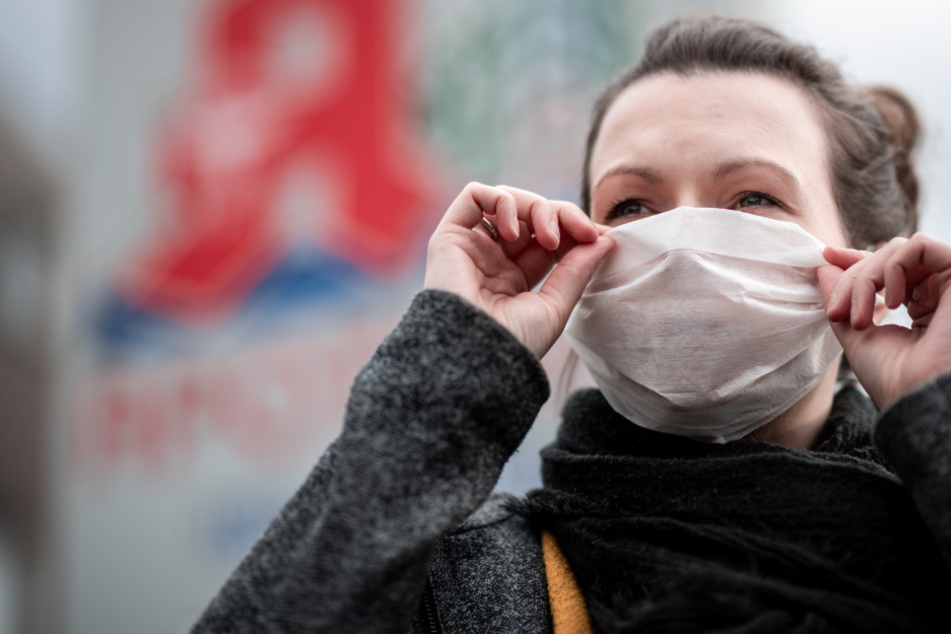 Maske wieder auf: Mit einer Kampagne für das freiwillige Tragen von Masken möchte Bayern die Inzidenzzahlen in den Griff bekommen.