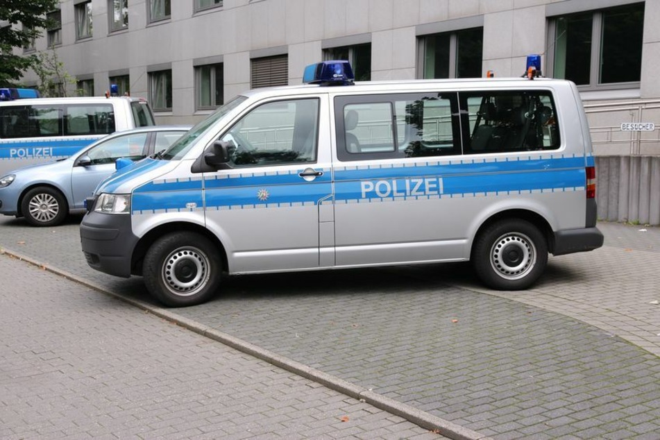 Ein Polizeiauto steht auf einem Parkplatz. Die Polizei Krefeld hat einen Tatverdächtigen festgenommen, nachdem ein 54-Jähriger von einem Mann erstochen worden war. (Symbolbild)