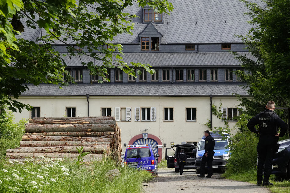 Das alte Herrenhaus des Rittergutes Mulda wird derzeit von der Polizei durchsucht. Es geht offenbar um mögliche Waffenverstecke der Reichsbürger-Szene.